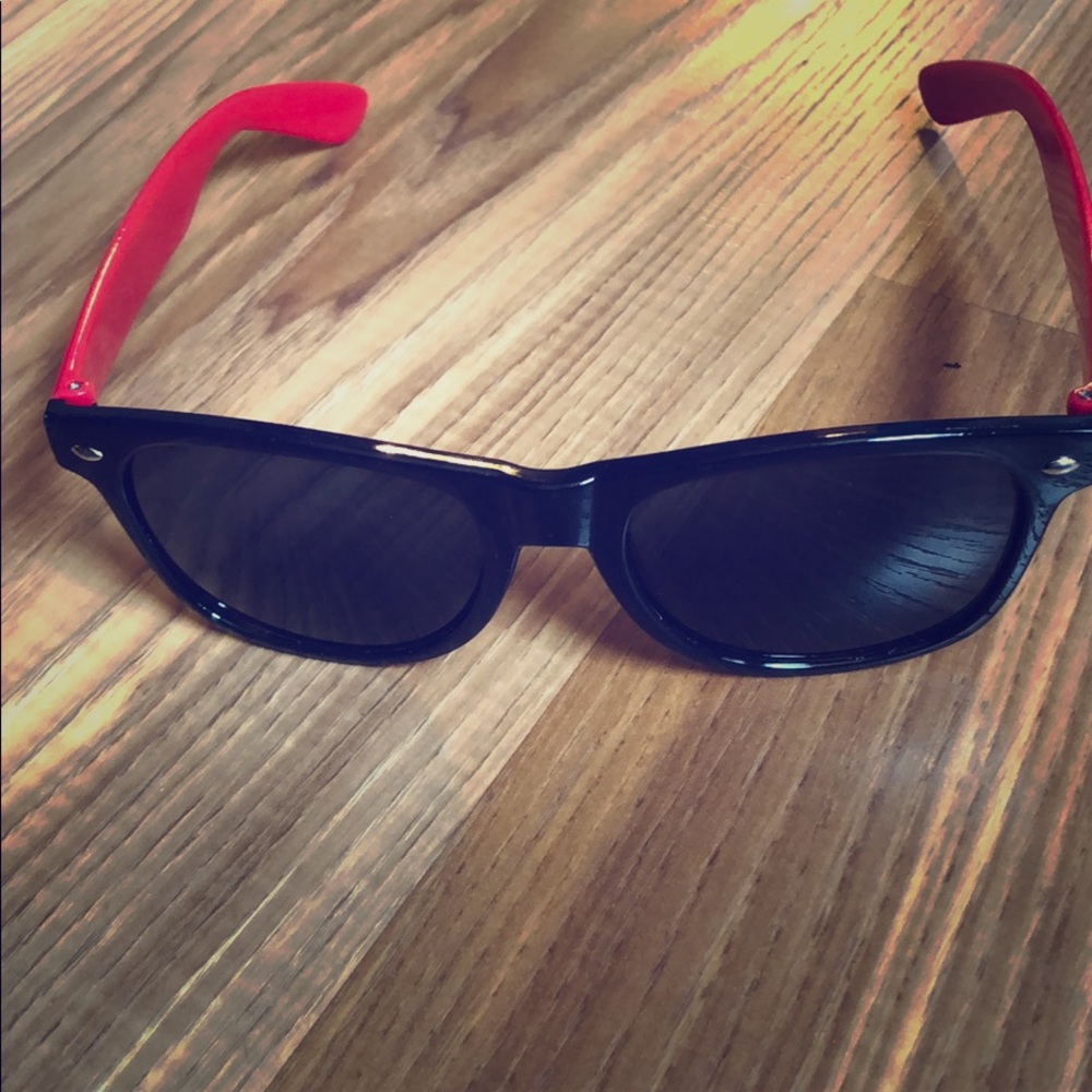 💅🏼Men’s black and red sunglasses- 2 for $7